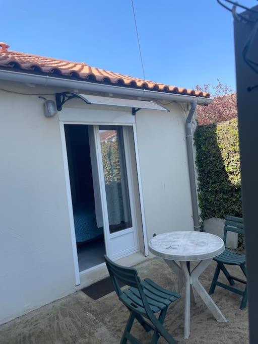 Charmant Appartement Avec Parking Privee Buxerolles Bagian luar foto